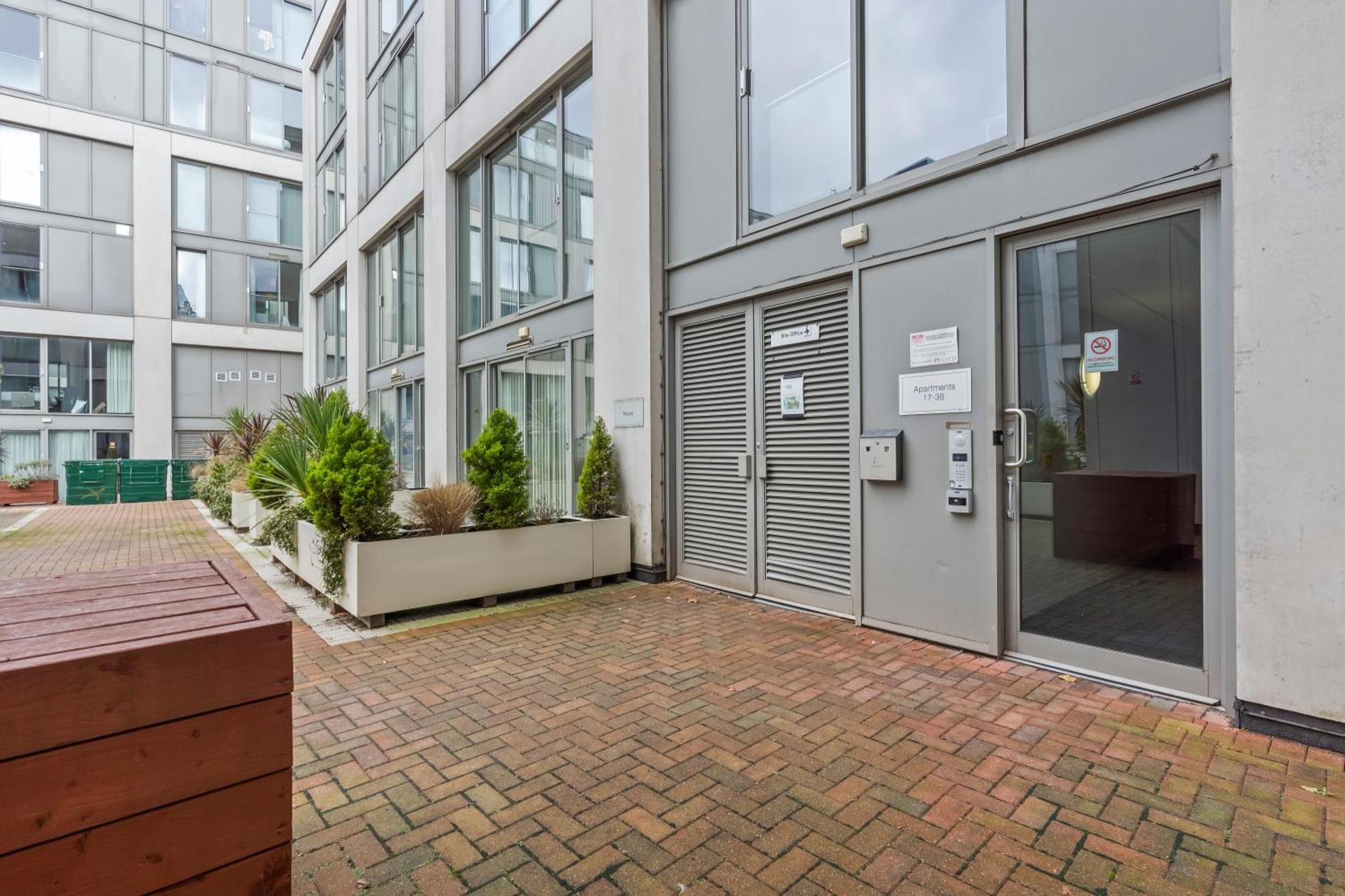 Heart Of Centre Luxury With Secure Underground Parking Apartment *