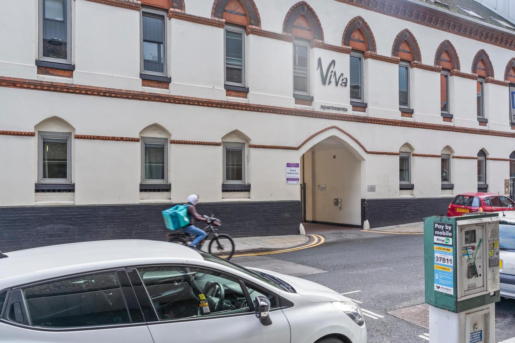 Apartment Heart Of Centre Luxury With Secure Underground Parking *