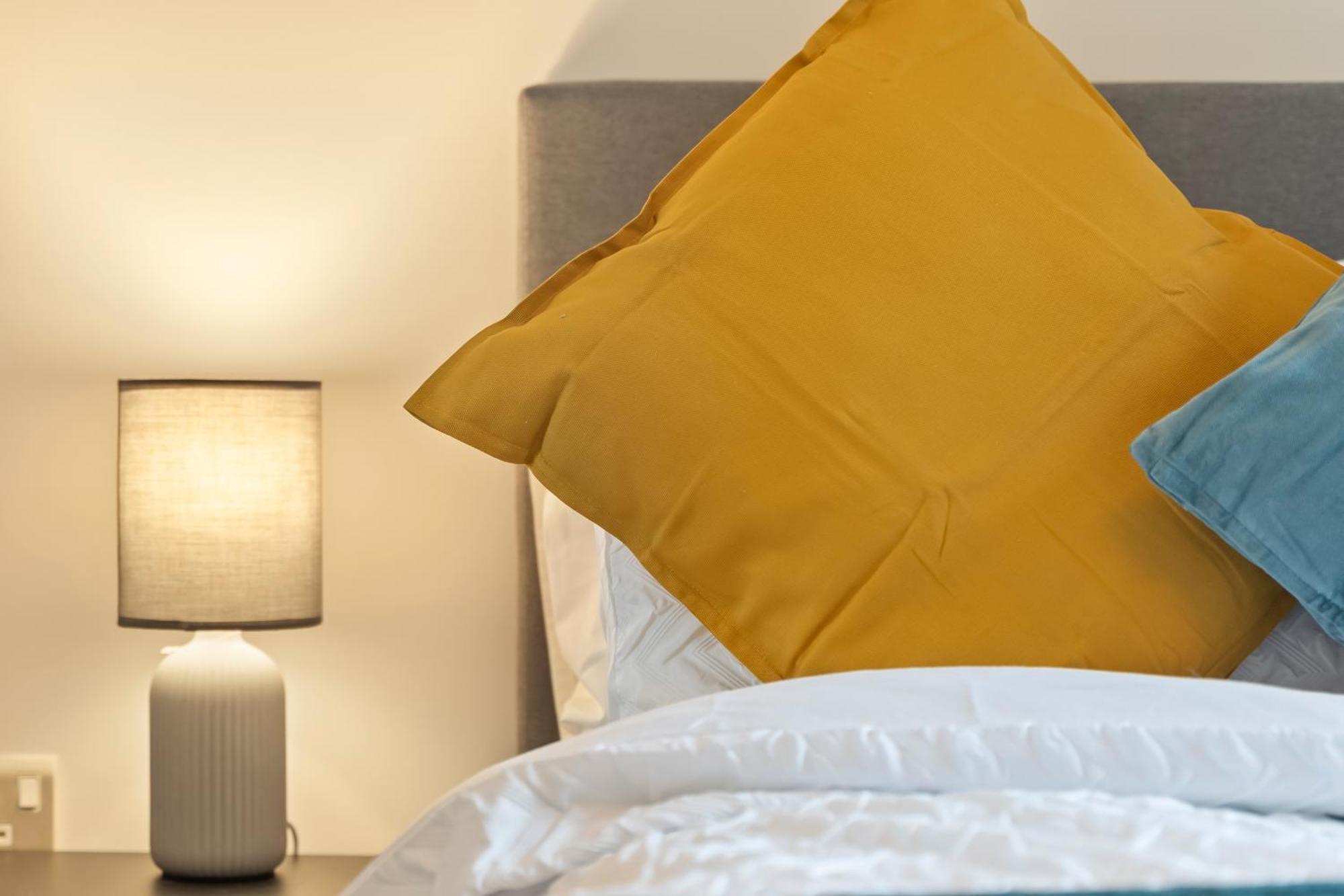 Heart Of Centre Luxury With Secure Underground Parking Apartment *